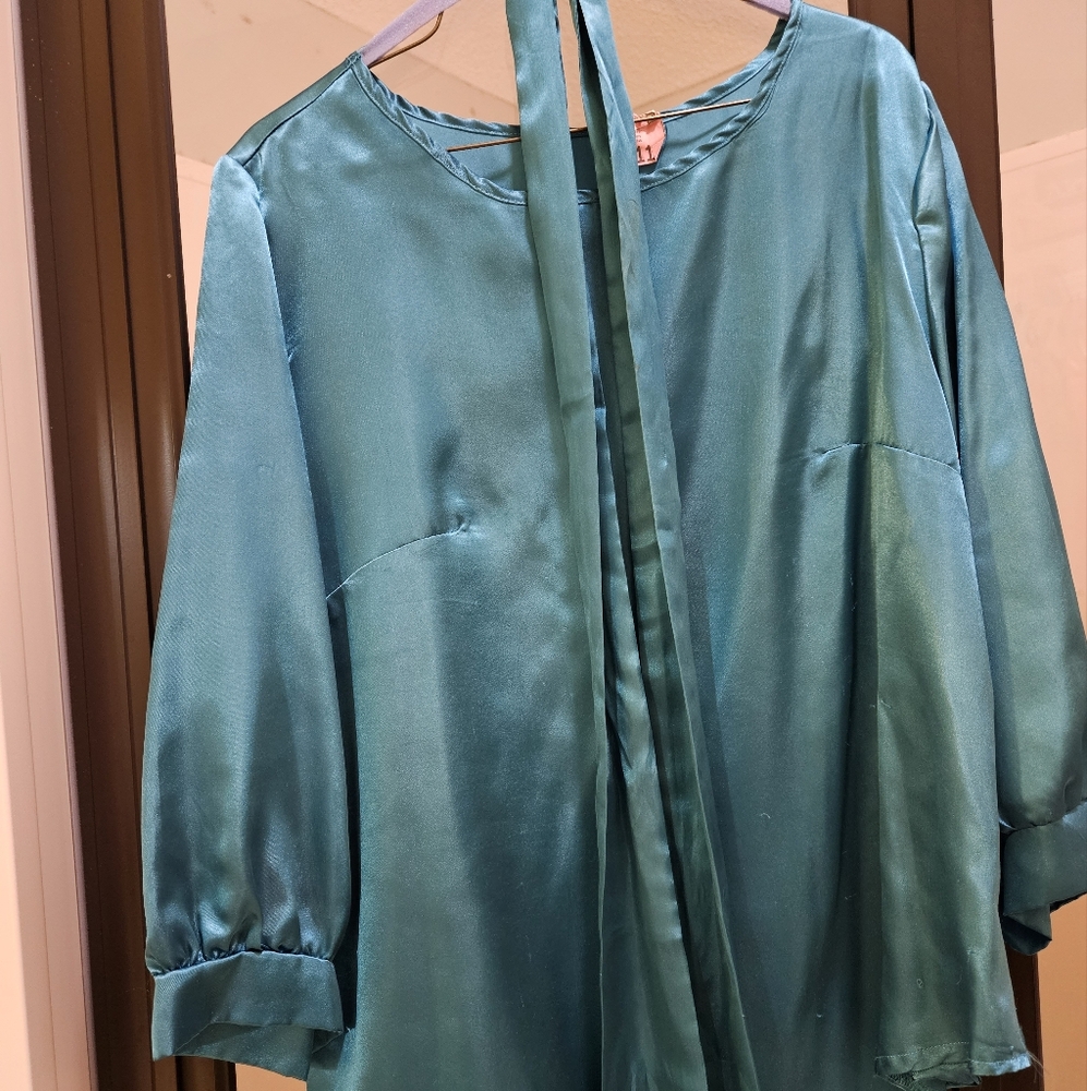 A blueish blouse 👚.
